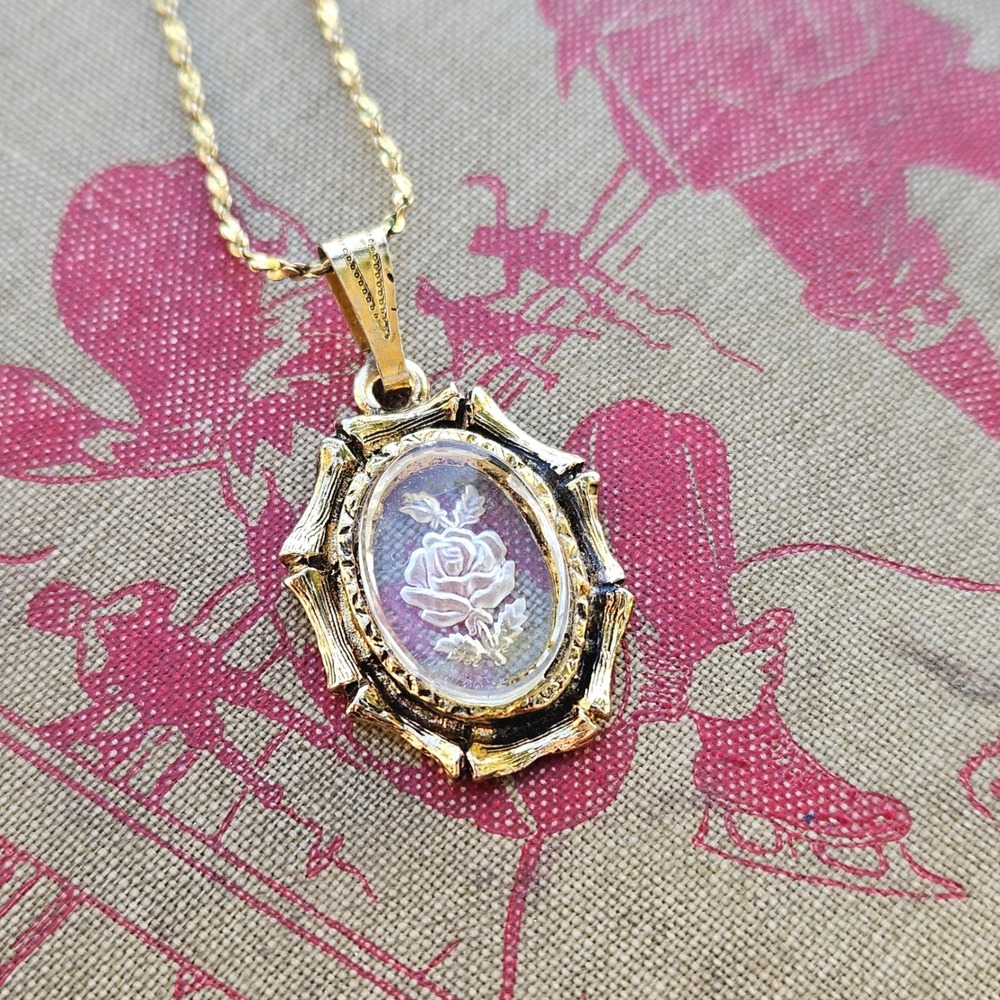 Vintage Gold Tone Frosted Glass Lucite Rose Intaglio Pendant Necklace Korea